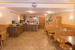Restoran või mõni muu söögikoht majutusasutuses Eibinghof BED & BREAKFAST & SWIM