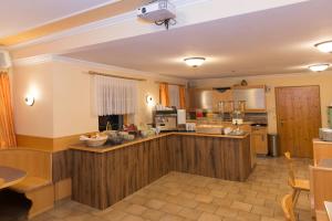 Köök või kööginurk majutusasutuses Eibinghof BED & BREAKFAST & SWIM