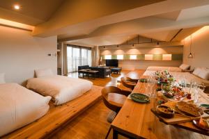 um quarto de hotel com duas camas e uma sala de jantar em D-and Stay 5 Resort Okinawa em Urazoe