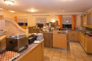 Köök või kööginurk majutusasutuses Eibinghof BED & BREAKFAST & SWIM