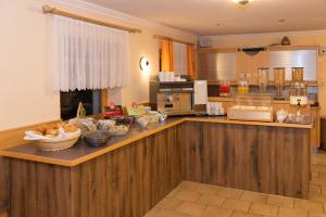 Köök või kööginurk majutusasutuses Eibinghof BED & BREAKFAST & SWIM