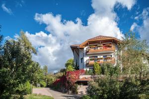 a building with a balcony on the side of it at Residence Skutial App Santner in Castelrotto