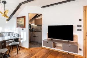 uma sala de estar com uma televisão de ecrã plano na parede em Residence Skutial App Santner em Castelrotto