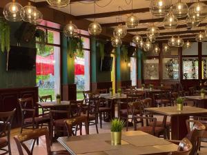 A restaurant or other place to eat at Chicago Vendégház