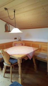 - une table dans une chambre dotée d'un plafond en bois dans l'établissement Maria Schnitzenbaumer, à Fischbachau
