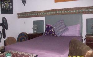 Postel nebo postele na pokoji v ubytování Dar Sam - Purple Room