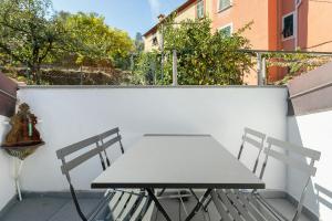 a table and two chairs on a balcony at Casa Carla in Lerici