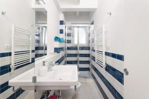 a bathroom with a sink and a mirror at Casa Carla in Lerici