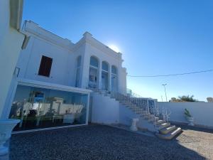 un edificio blanco con escaleras al costado en Ventidue Venti, en Bari