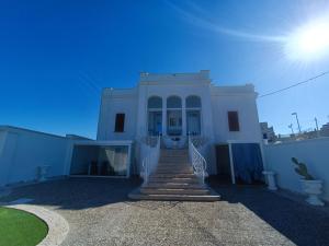 uma casa branca com escadas em frente em Ventidue Venti em Bari