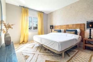 sypialnia z dużym łóżkiem i dużym oknem w obiekcie MA7B-Stunning holiday home top location w Marbelli +37 zdjęć