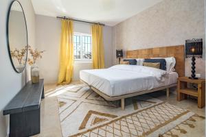sypialnia z dużym łóżkiem i lustrem w obiekcie MA7B-Stunning holiday home top location w Marbelli