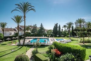ośrodek z basenem i palmami w obiekcie MA7B-Stunning holiday home top location w Marbelli