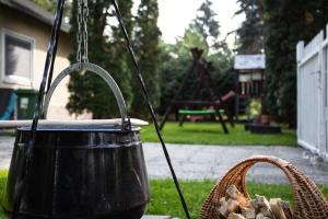 A garden outside Dunakanyar, Szentendrei sziget Szamóca Vendégház Horány télen nyáron