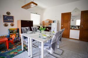 A kitchen or kitchenette at Dunakanyar, Szentendrei sziget Szamóca Vendégház Horány télen nyáron Még 37 kép