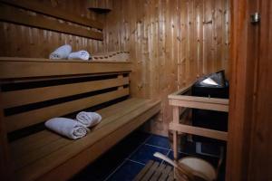 una sauna con toallas en una cabaña de madera en Dunakanyar, Szentendrei sziget Szamóca Vendégház Horány télen nyáron, en Szigetmonostor