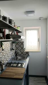 uma cozinha com um fogão e uma janela em Il Museo di Teresa piazza del Teatro em Agrigento