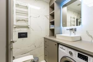 y baño con lavabo y lavadora. en Cozy Flat with Central Location in Moda Kadikoy, en Estambul