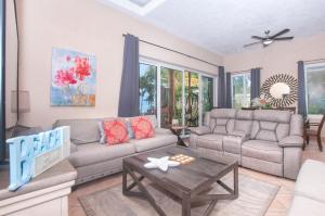 un soggiorno con un divano e un tavolo di Coral Sands #6 condo a Roatán
