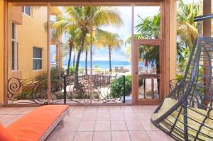 balcone con amaca e vista sull'oceano di Coral Sands #6 condo a Roatán