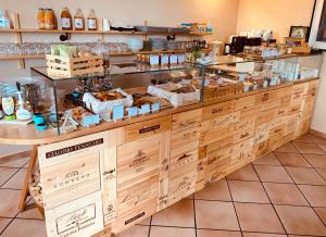 un mostrador de panadería con mucha comida. en Le Torri - Castiglione Falletto, en Castiglione Falletto