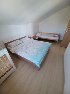Ένα ή περισσότερα κρεβάτια σε δωμάτιο στο Apartmani Sunčev sjaj