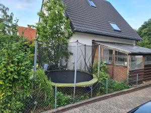 ein Haus mit einem Trampolin im Hof in der Unterkunft Geräumiges Ferienhaus in Bad Salzuflen mit einfacher Ausstattung, für Geschäftsreisende, Gruppen oder Familien geeignet, 4 Schlafzimmer in Bad Salzuflen