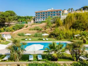een resort met zwembad en hotel bij Apartamentos Costamar in Lloret de Mar