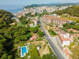 een luchtzicht op een stad met een weg bij Apartamentos Costamar in Lloret de Mar