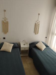 1 dormitorio con 2 camas, mesita de noche y ventana en Ático espectacular en casco antiguo de Marbella, en Marbella