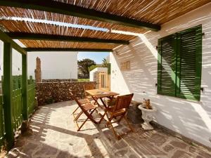 un patio con mesa y sillas en Tenuta Blancamar Country Bed & Breakfast, en Crisionis