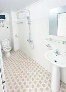 La salle de bains est pourvue d'un lavabo et de toilettes. dans l'établissement Luxury Villa Ha Long, à Hạ Long