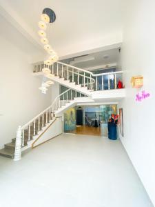 Blick auf eine Treppe in einem Haus in der Unterkunft Luxury Villa Ha Long in Hạ Long