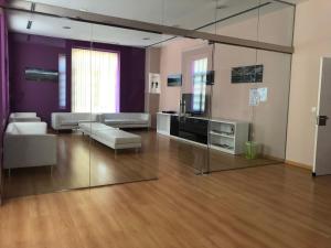 sala de estar con una gran pared de cristal en Tres Estrellas Camí de Sirga Mequinenza, en Mequinenza