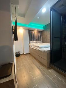 Ένα ή περισσότερα κρεβάτια σε δωμάτιο στο T A B Hotel