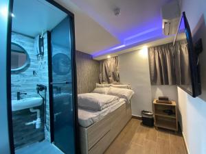 Ένα ή περισσότερα κρεβάτια σε δωμάτιο στο T A B Hotel