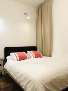Postel nebo postele na pokoji v ubytování Lovely apartment for 2- Center Downtown