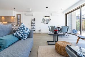 uma sala de estar com um sofá e uma mesa em Cyan 3-Bedroom Villa in Protaras em Paralimni
