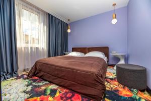 sypialnia z dużym łóżkiem i oknem w obiekcie Amsterdam Plaza Hotel & SPA w Połądze