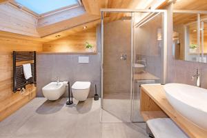 Un baño con ducha de cristal y lavabo. en Aria di Casa Reit, en Valdisotto 10 fotos más