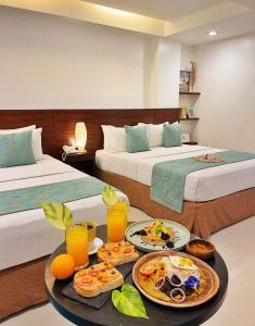 um quarto de hotel com duas camas e uma bandeja de comida em Jony's Boutique Hotel em Boracay