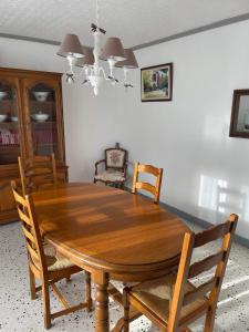 uma mesa de jantar em madeira e cadeiras num quarto em A la casa de papel em Neuilly-sous-Clermont