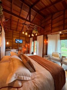 a large bedroom with a large bed with pillows at Pousada Maçã Araucária in São Joaquim