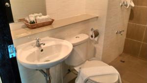 uma casa de banho com um WC branco e um lavatório. em K2 Living Hotel em Uttaradit