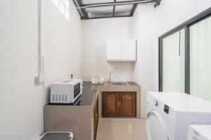 The B Hostel的厨房或小厨房