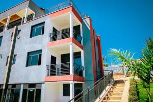 een appartementencomplex met balkons en een blauwe lucht bij Rebero View Apartments in Kigali