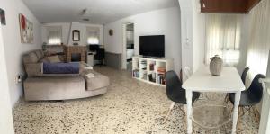 uma sala de estar com um sofá e uma mesa em Casa Rústica em Albacete