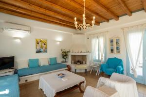 ein Wohnzimmer mit einem blauen Sofa und einem Kamin in der Unterkunft Irilena's guest house in Faros