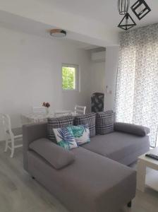 ein Wohnzimmer mit einem Sofa und einem Tisch in der Unterkunft Cavleski apartment in Prilep