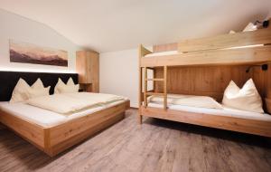 1 Schlafzimmer mit 2 Etagenbetten und einer Leiter in der Unterkunft Familienbauernhof Samerhof in Pfarrwerfen